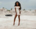 Art 88 - Femme-portant-une-robe-blanche-avec-une-queue-de-cheval-bouclé-