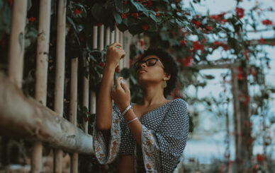 Art 92 - Femme-portant-des-lunettes-avec-une-coupe-courte-autour-d'elle-des-fleurs-rouges