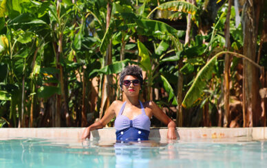 Art 93 - Femme-dans-une-piscine-portant-des-lunettes-de-soleil-et-un-maillot-bleu