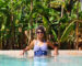 Art 93 - Femme-dans-une-piscine-portant-des-lunettes-de-soleil-et-un-maillot-bleu