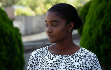 Art 95 - Jeune-femme-portant-un-chignon-bas avec un tee shirt blanc à motif noir